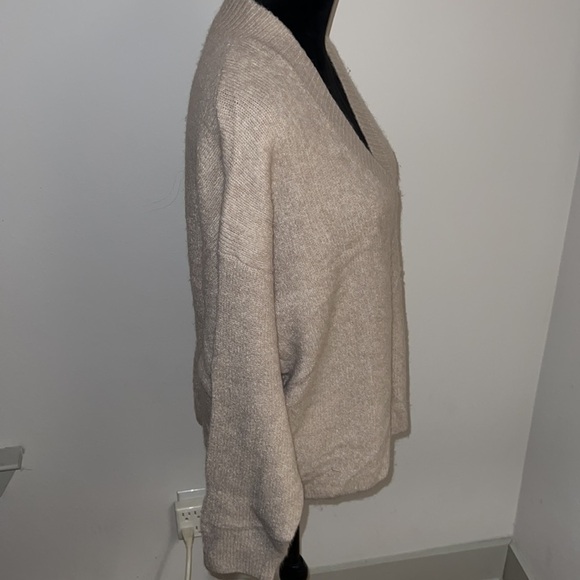 Express tan relaxed fussy long sleeves sweater Sz XS - Picture 6 of 8